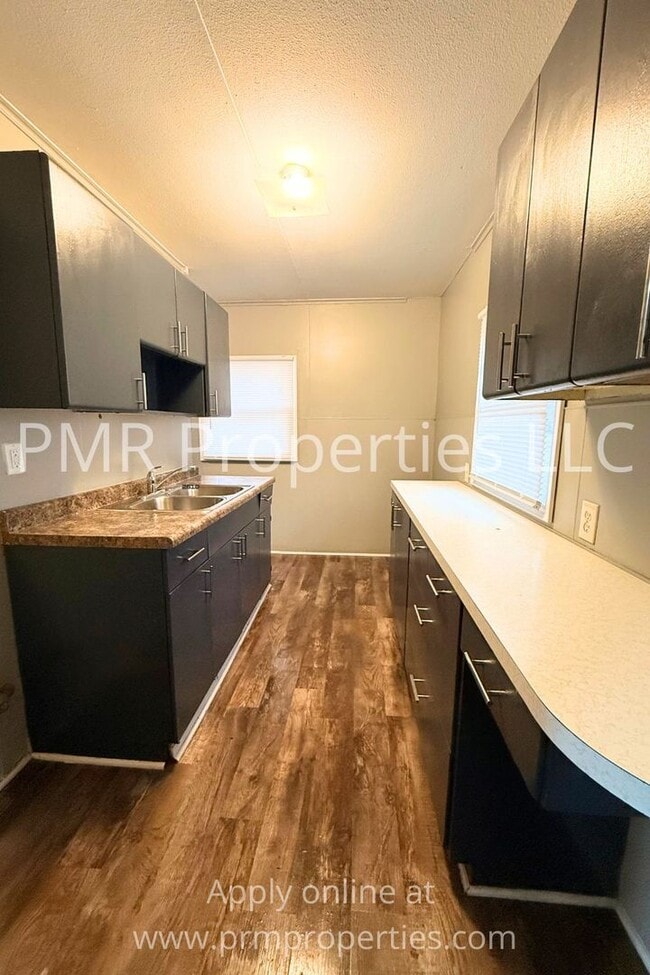 Building Photo - 3 Bedrooms / 1 Bathroom House