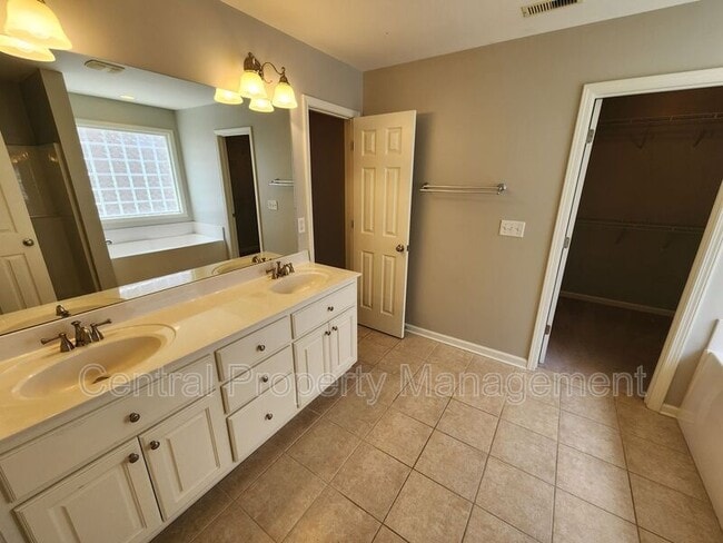 Building Photo - 107 Shalom Dr