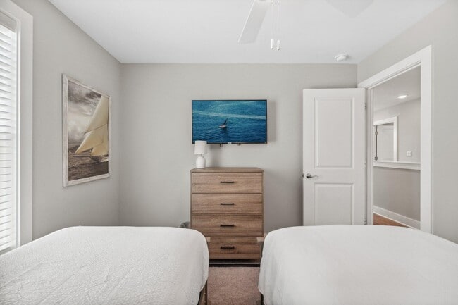 Building Photo - 712 Landing Cir