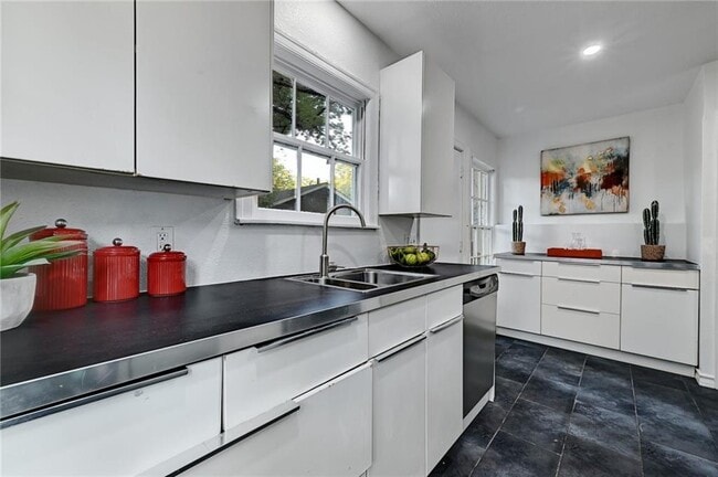 Building Photo - 3207 Breeze Terrace