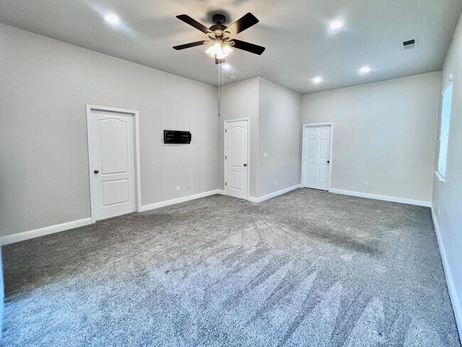 Building Photo - $2,895 Fowler & Church, Spacious 3 Bedroom...