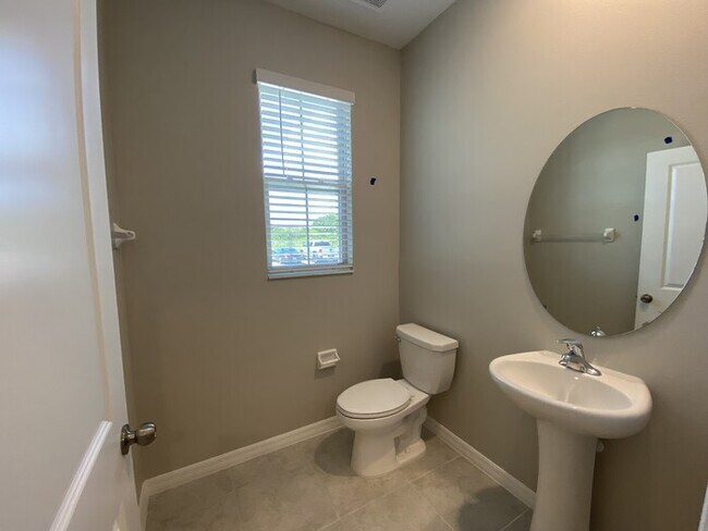 Building Photo - Coming Soon! End Unit 3/2.5 Townhome For R...