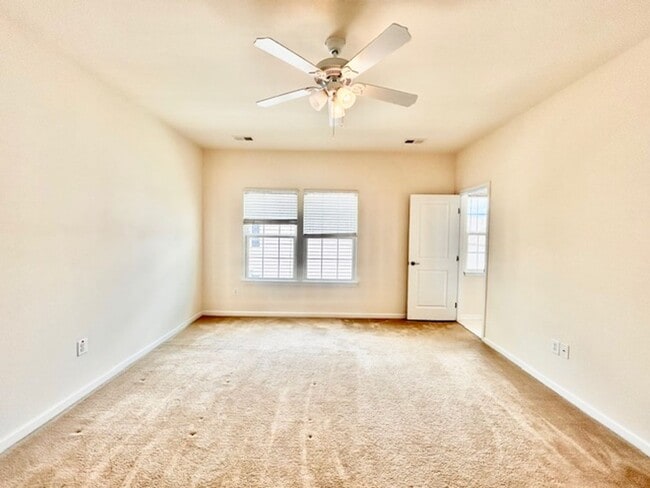 Building Photo - Welcome to the desirable Howard Square