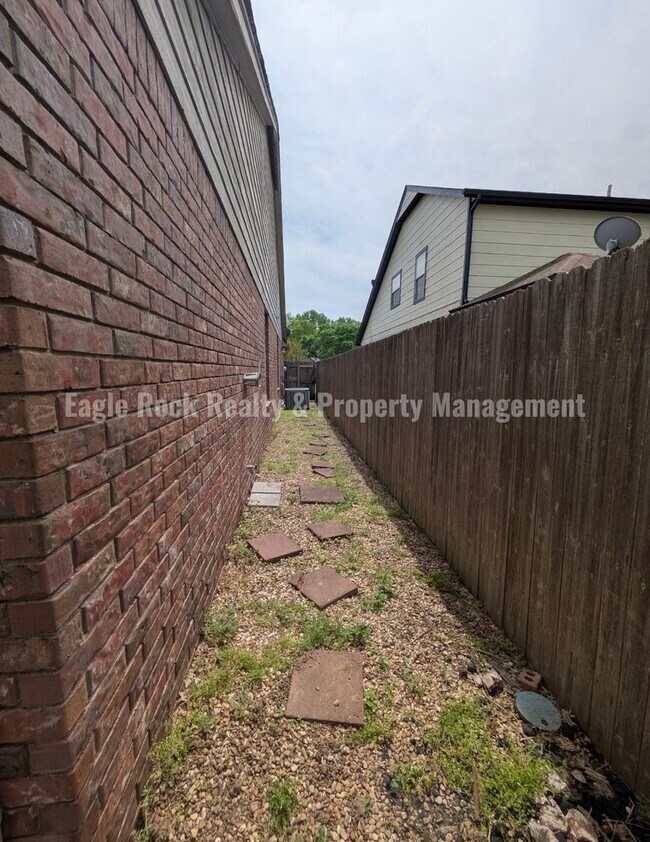 Building Photo - 1304 N Umbrella Ave