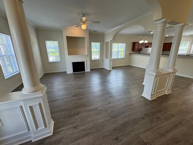 Building Photo - 3 Bed END UNIT! AVAILABLE NOW!