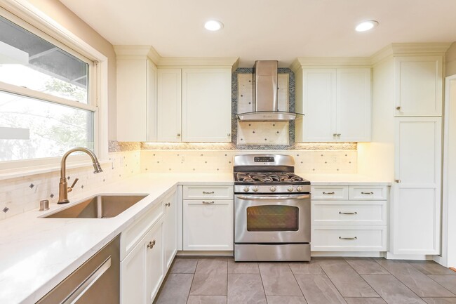 Building Photo - 3 Bedroom Home In Desirable Lafayette!