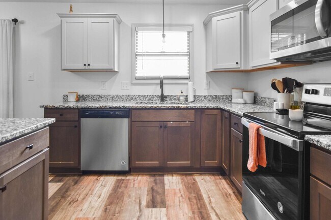 Building Photo - Pet Friendly Three Bedroom!