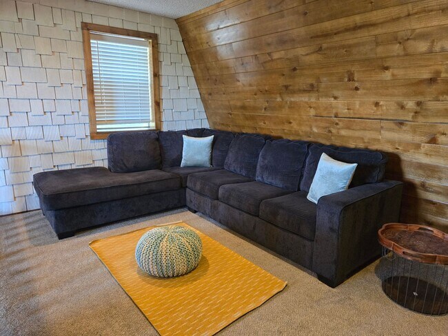 Building Photo - Large Three Bedroom Home Close To Midtown ...