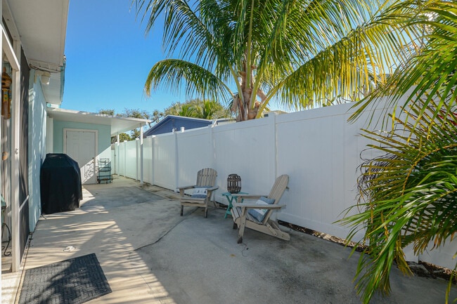 Building Photo - 110 SW Hideaway Pl