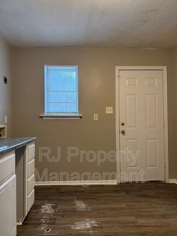 Building Photo - 2365 Dexter Ave