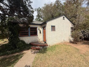 Building Photo - 2/1 in heart of Lubbock!