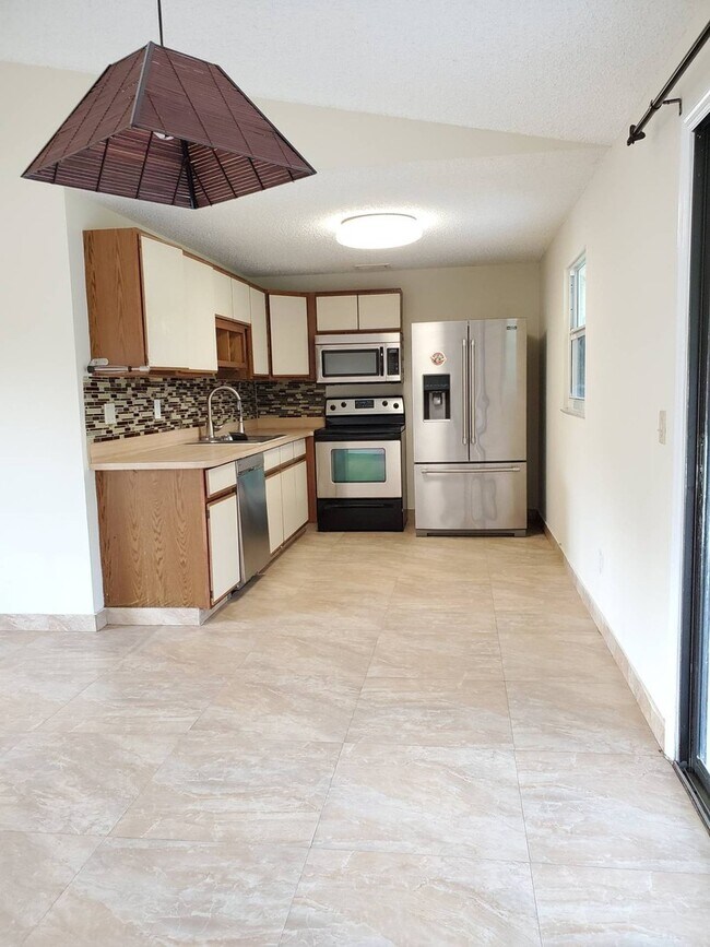 Building Photo - 3 bedroom 2 bath rental NO FENCE