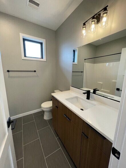 Building Photo - 328 E Blue Bell Dr