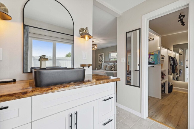 Building Photo - 12 Fairway Dr