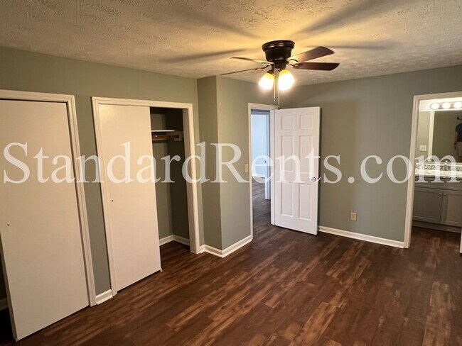 Building Photo - Ranch with Large Yard!