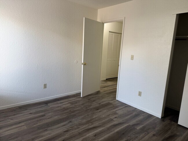 Building Photo - Remodeled 3 bedroom 2 bath house in Citrus Heights HUGE YARD