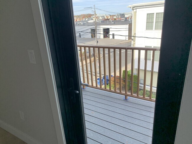 Building Photo - 165 Everett St