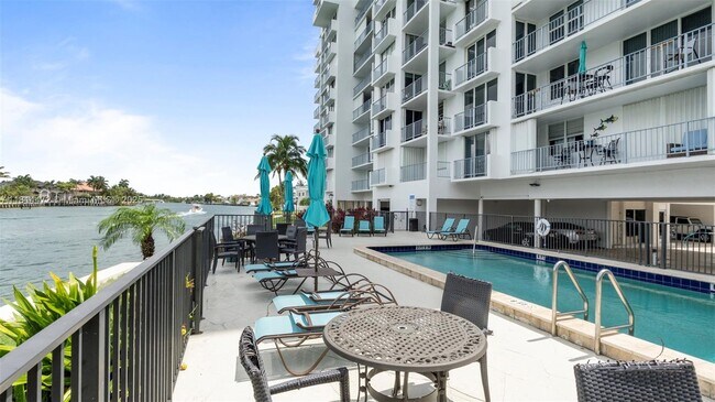 Building Photo - 1609 N Riverside Dr