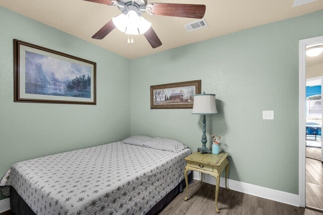 Building Photo - Splash in with a4/2 pool home in Holly-Cli...