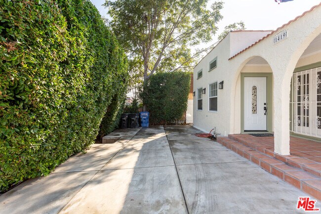 Building Photo - 1419 N Orange Dr