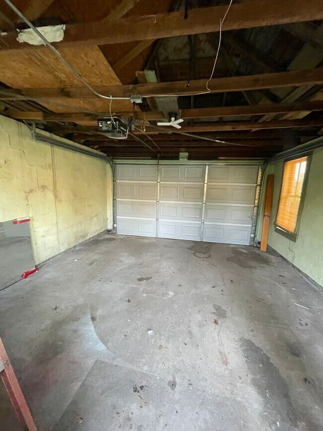 Building Photo - 470 Maple St