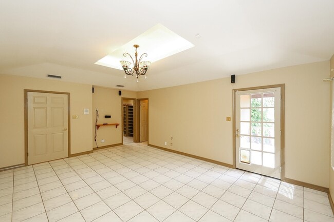 Building Photo - 503 W Avon Ct