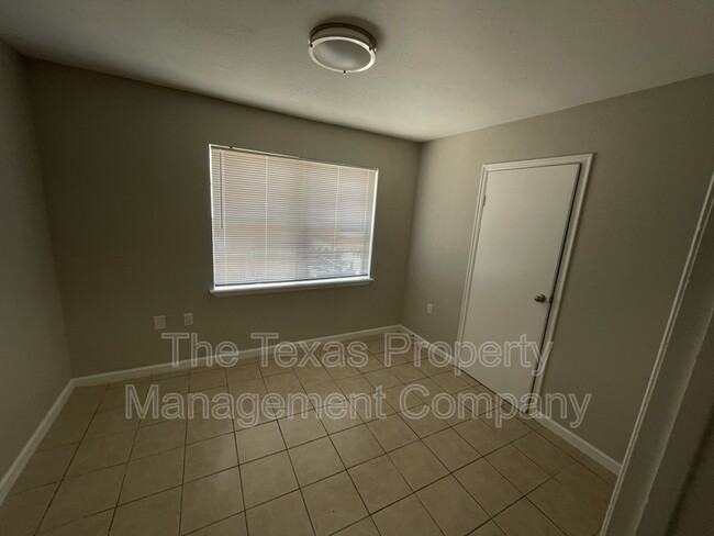 Building Photo - 4404 Tampico St