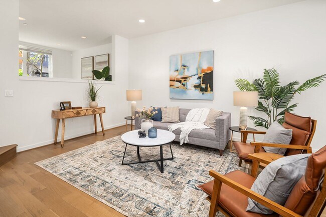 Building Photo - Fantastic Bellevue Townhouse with View...