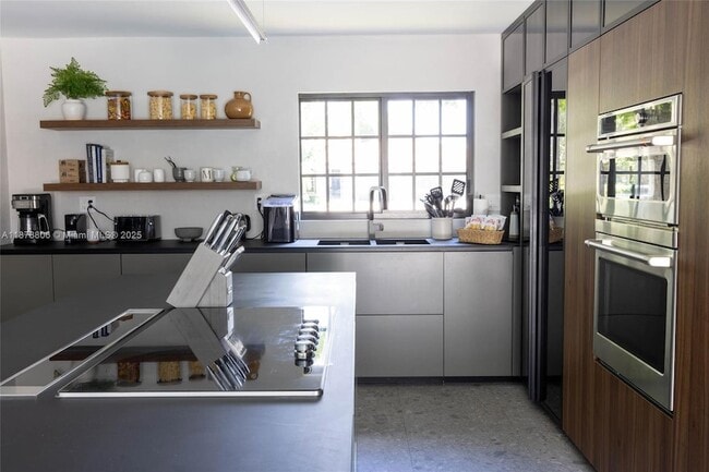 Building Photo - 2500 Bayview Dr