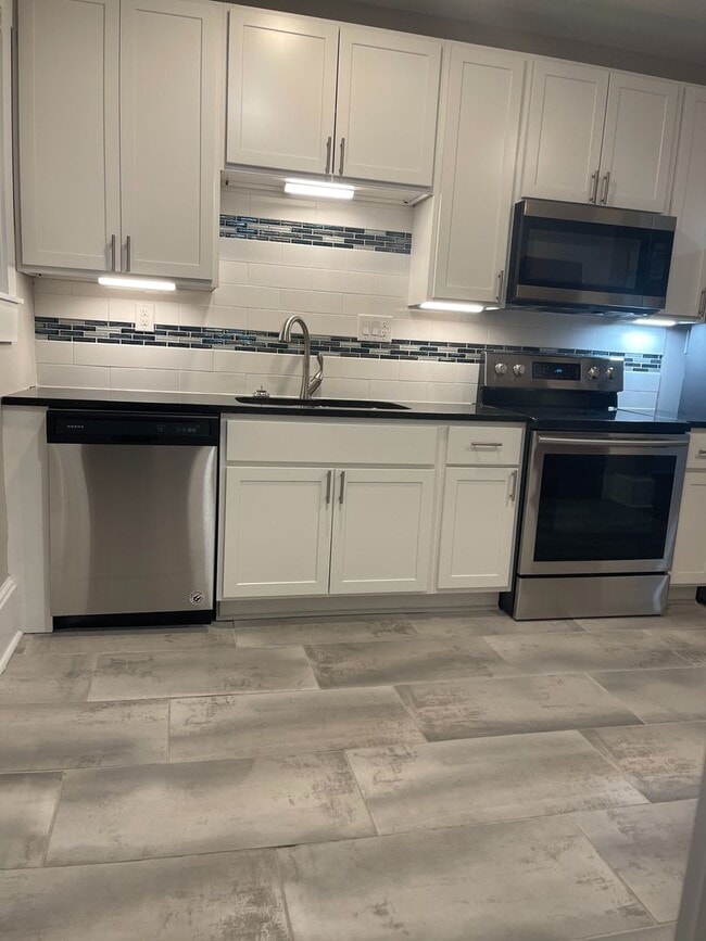 Building Photo - 31-33 E. Blake Ave.