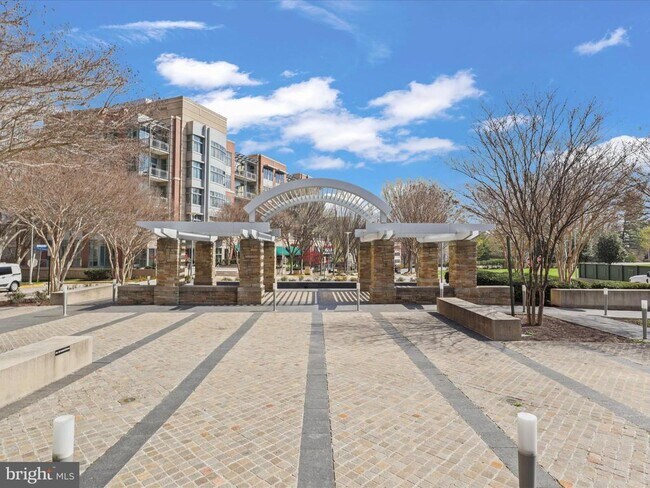 Building Photo - 8220 Crestwood Heights Dr
