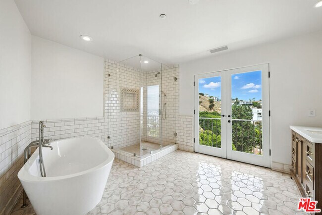 Building Photo - 1675 Woods Dr