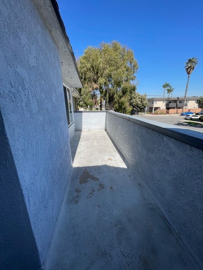 Building Photo - Spacious 2 Bedroom Unit in Huntington Beach