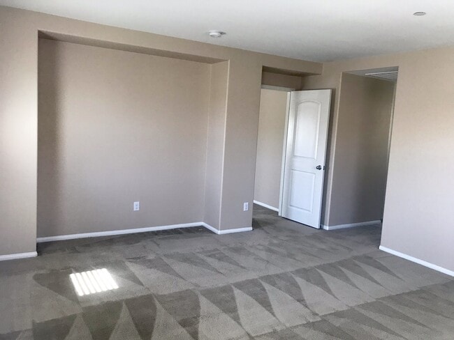 Building Photo - Beautiful Eastvale Newer Home