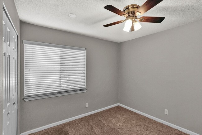 Building Photo - Move in ready 2 bedroom/ 1 bathroom condo!