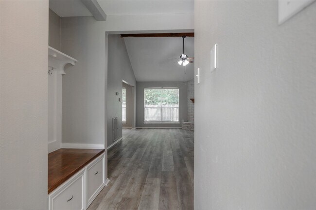 Building Photo - 31 Maywind Ct