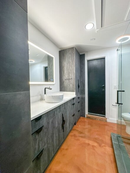 Building Photo - 630 Montana St