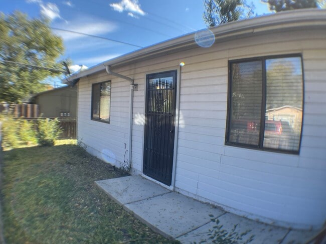 Building Photo - Delightful 2 bedroom 1 bathroom home in Sunnsyside!