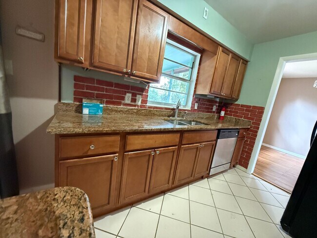 Building Photo - Englewood Park 3 bedroom, 2 bath available...