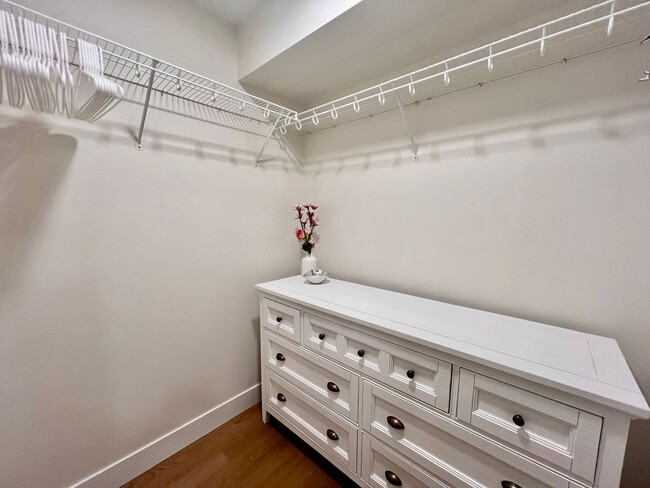 Building Photo - Semi-Furnished Kirkland Central Condo
