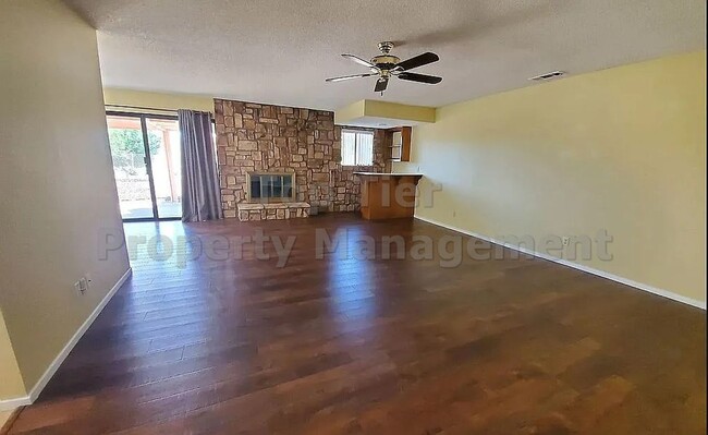 Building Photo - Spacious 3 bed, 2 bath Single-Level Home w...