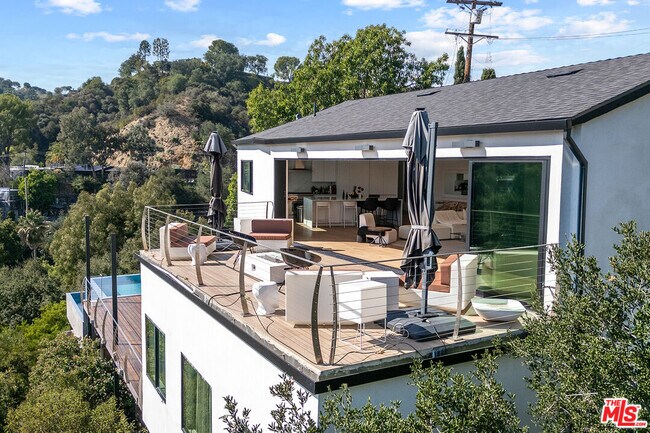 Building Photo - 8744 Skyline Dr