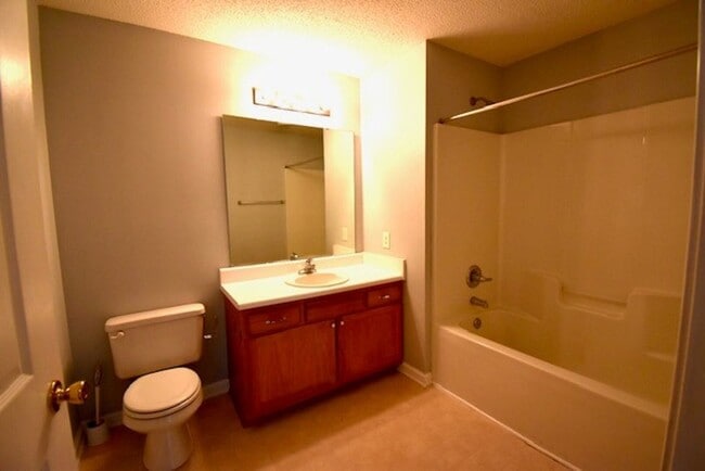 Building Photo - 2 bedroom 2 bath unit ready for you to mov...