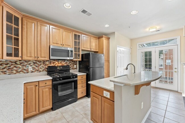 Building Photo - Commuter's Dream! Stylish 3-Bedroom Condo ...