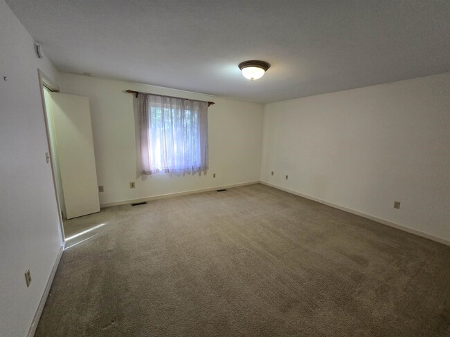 Building Photo - 43 Thornhill Rd