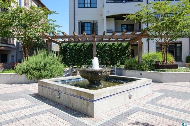 Building Photo - 350 19th St S