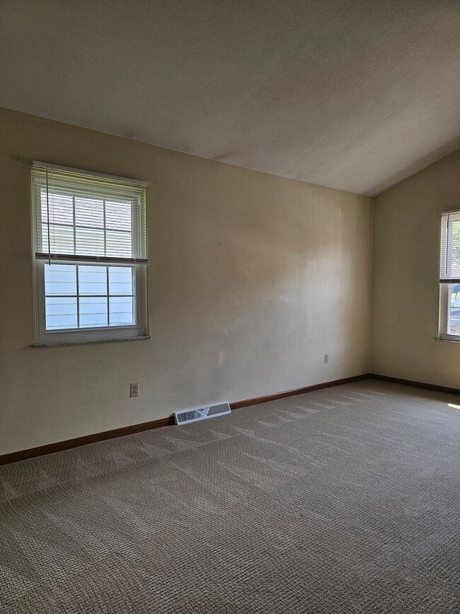 Building Photo - Spacious and bright BG Home