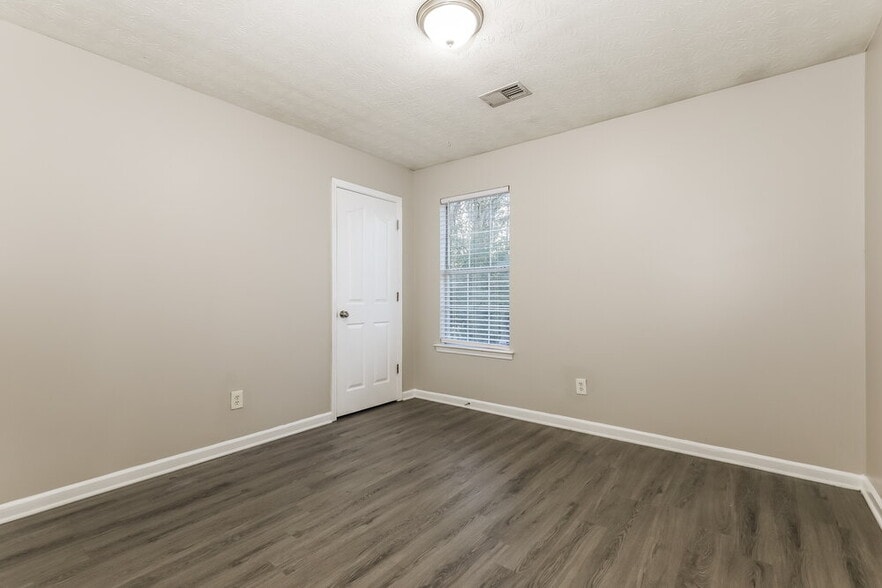 Building Photo - 1751 Live Oak Ln