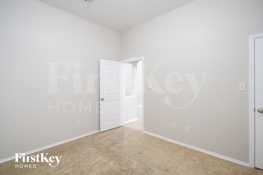 Building Photo - 26122 Serenity Oaks Dr