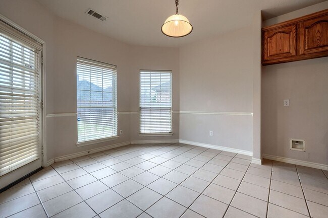 Building Photo - Stunning 5-Bedroom Home with Spacious Back...